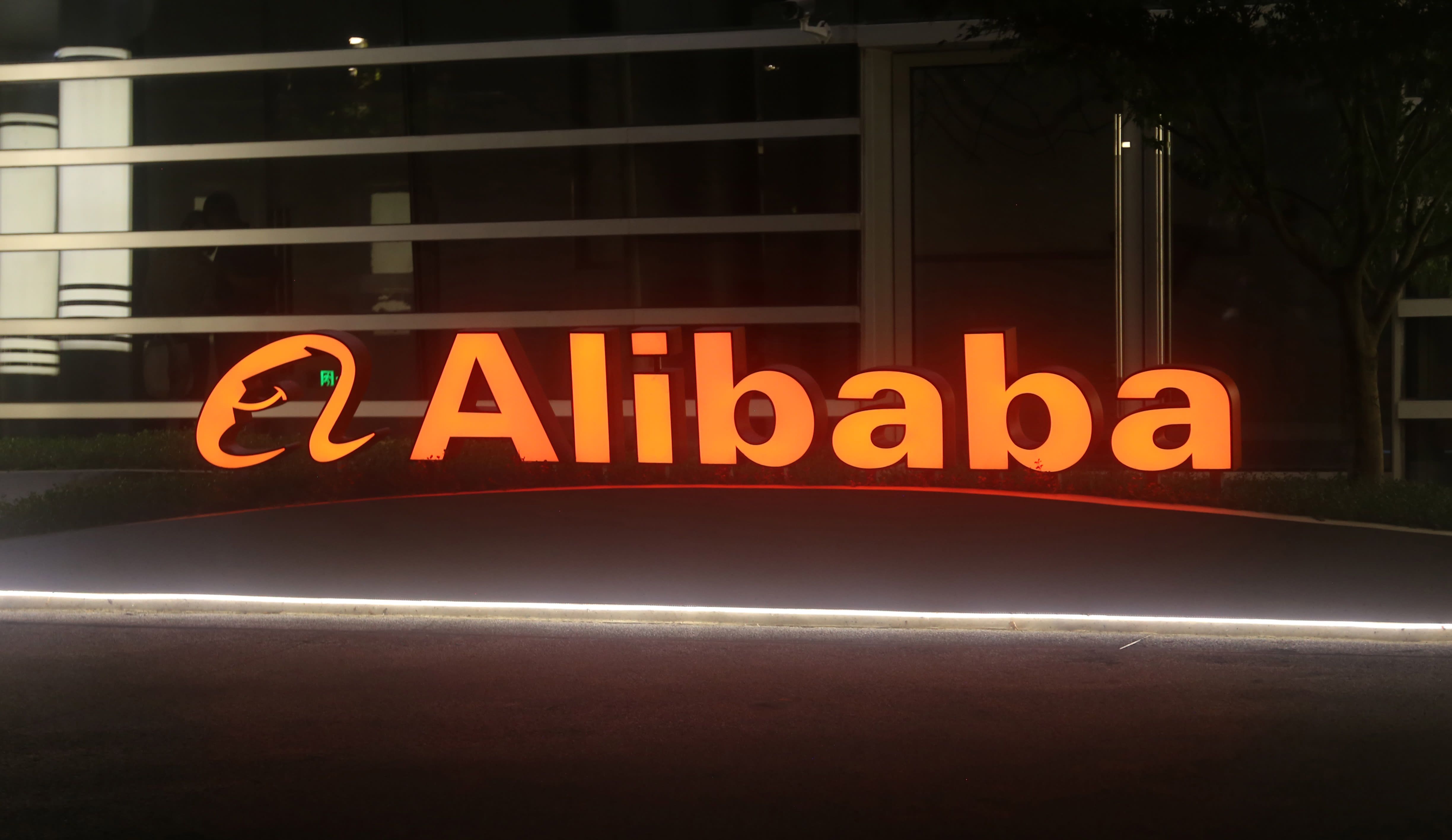 Alibaba Shares Drop After $10.2 Billion Share Placement to Fund AI Expansion