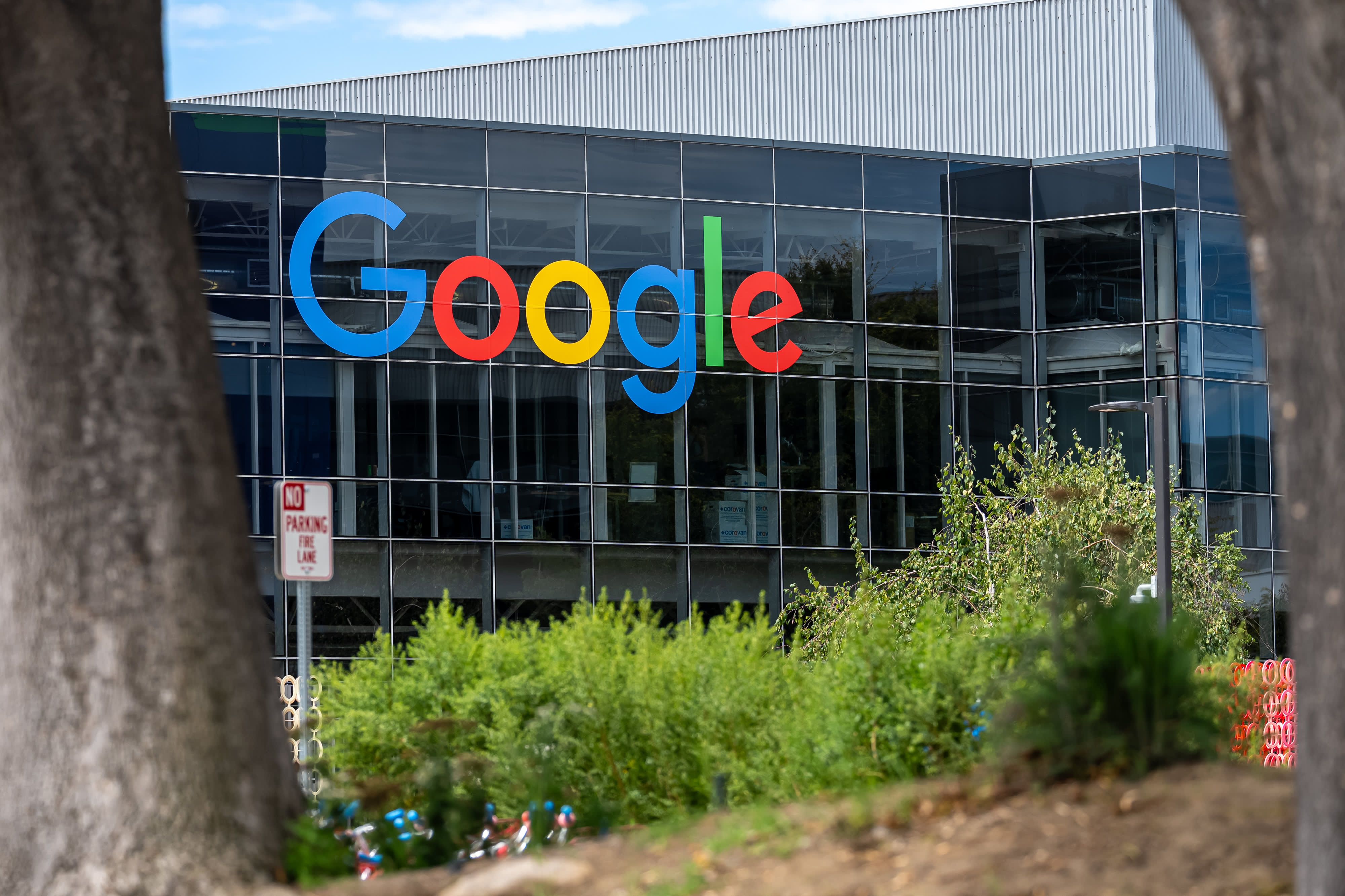 Alphabet Shares Plunge 10% Premarket, on Track for Worst Post-Earnings Drop Ever