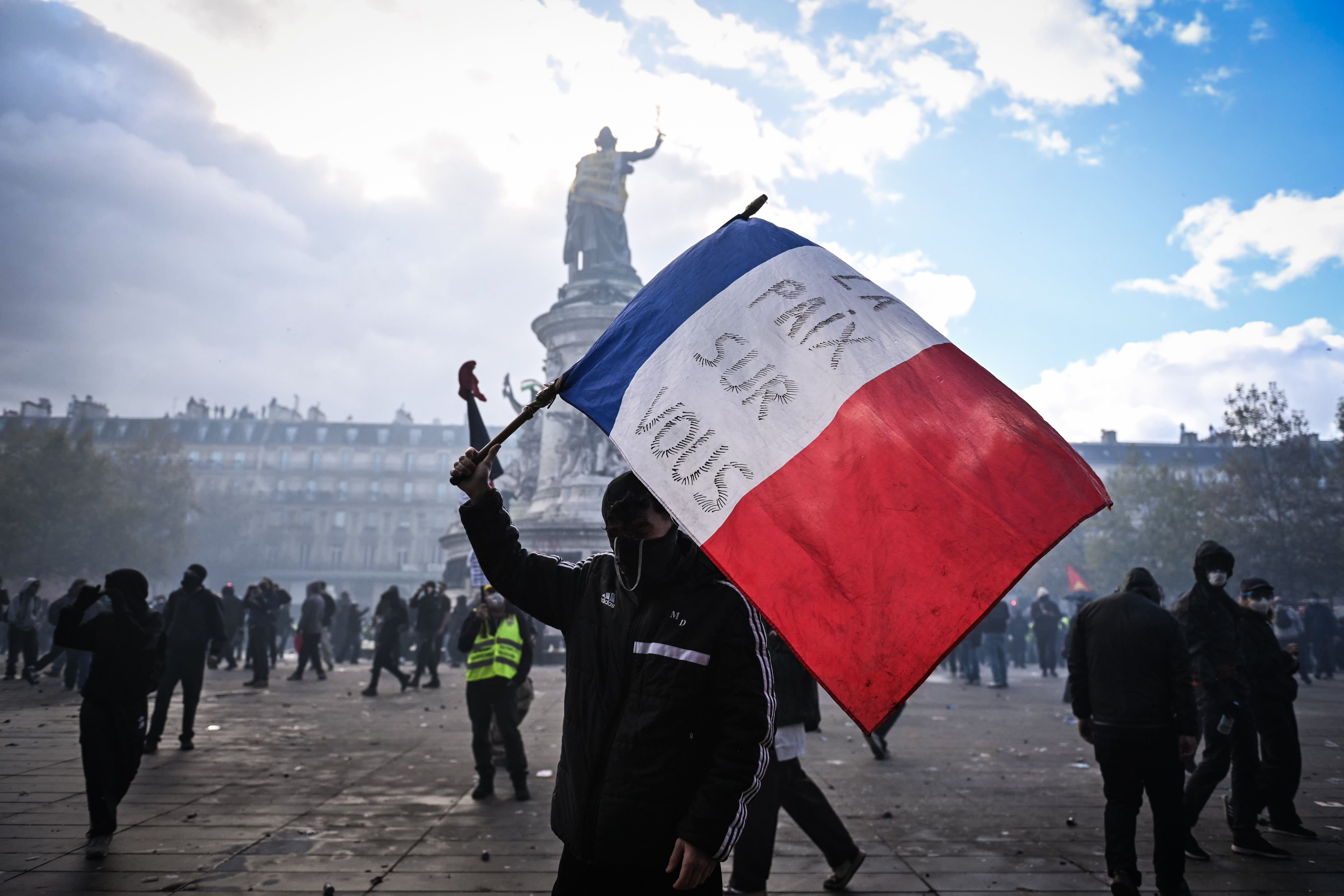France Riots Add to Fiscal Strain as Bond Yields Hit 23-Year High